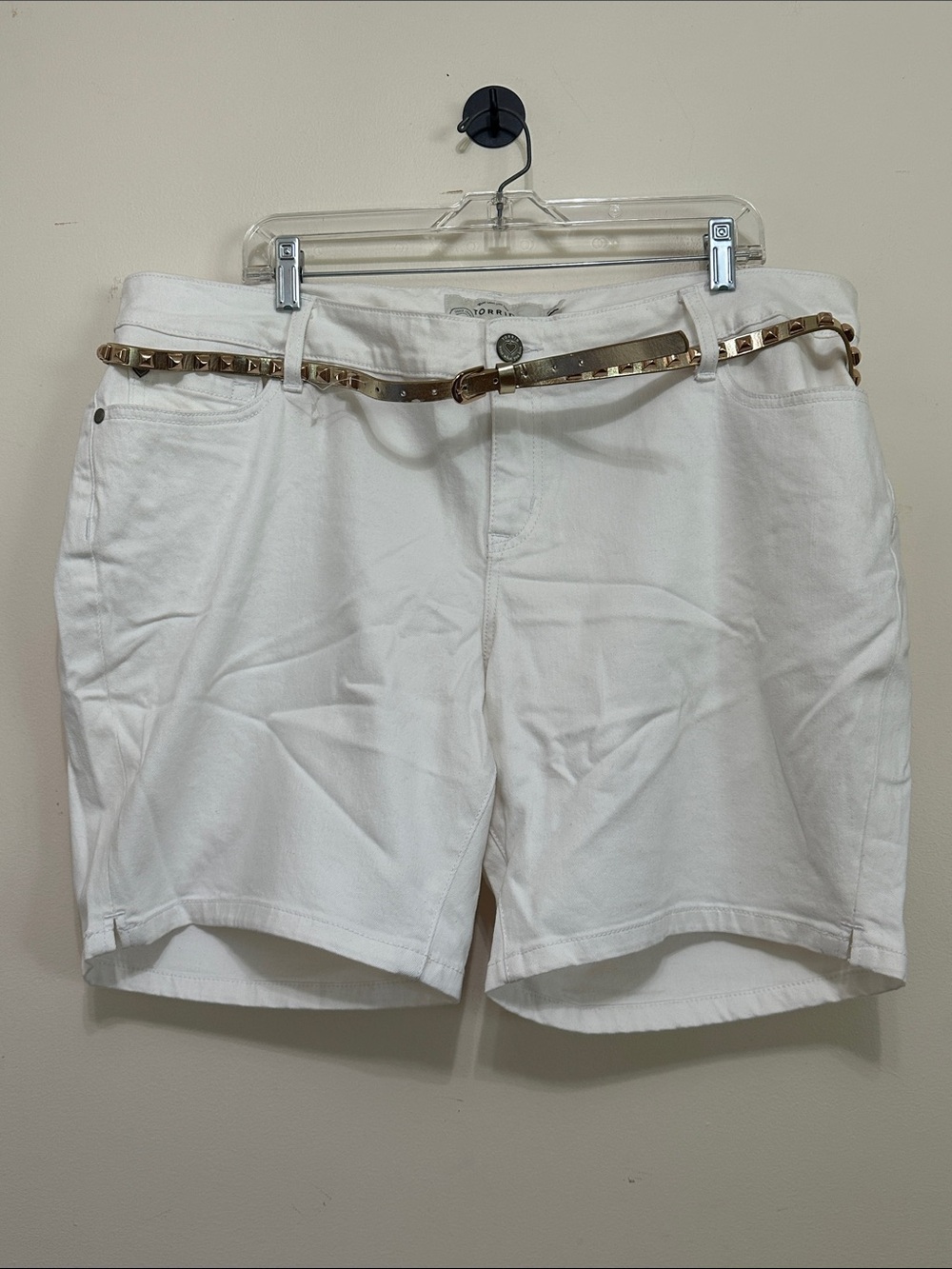 Women’s White Casual Mid-Rise Shorts with Studded Belt